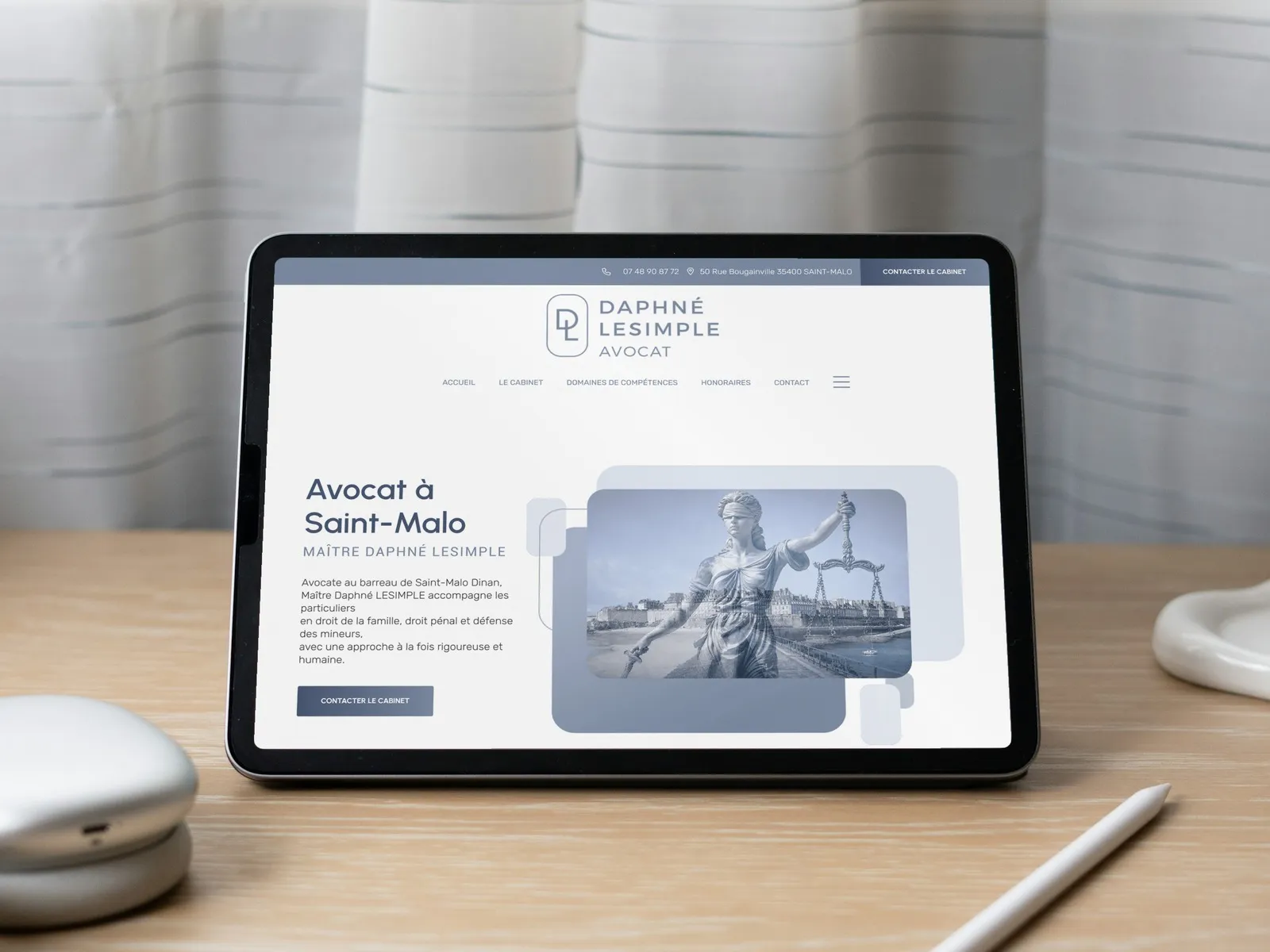 Le site de Maître Daphné Lesimple, avocate à Saint-Malo, affiché sur une tablette